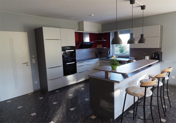 Dunkle Designküche mit Kochinsel und Barhockern – Berlin-Köpenick