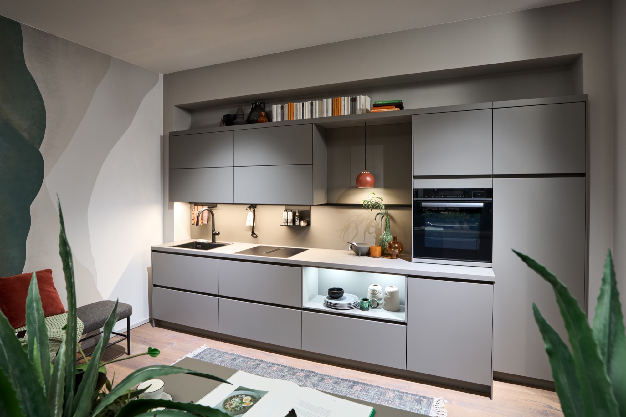 Moderne grifflose Küche in Greige mit Wohnbereich – realisiert in Berlin-Köpenick