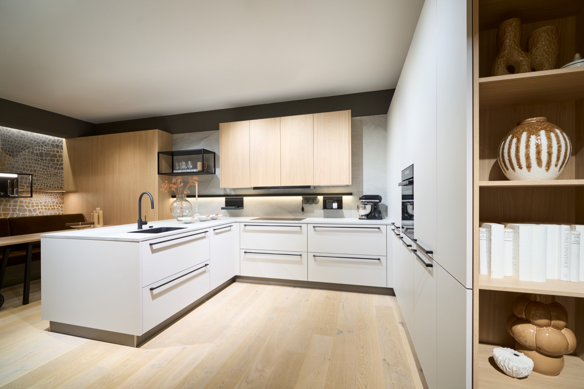 Helle Küche in Weiß und Naturholz mit offenen Regalen – Küchenstudio Berlin-Friedrichshagen