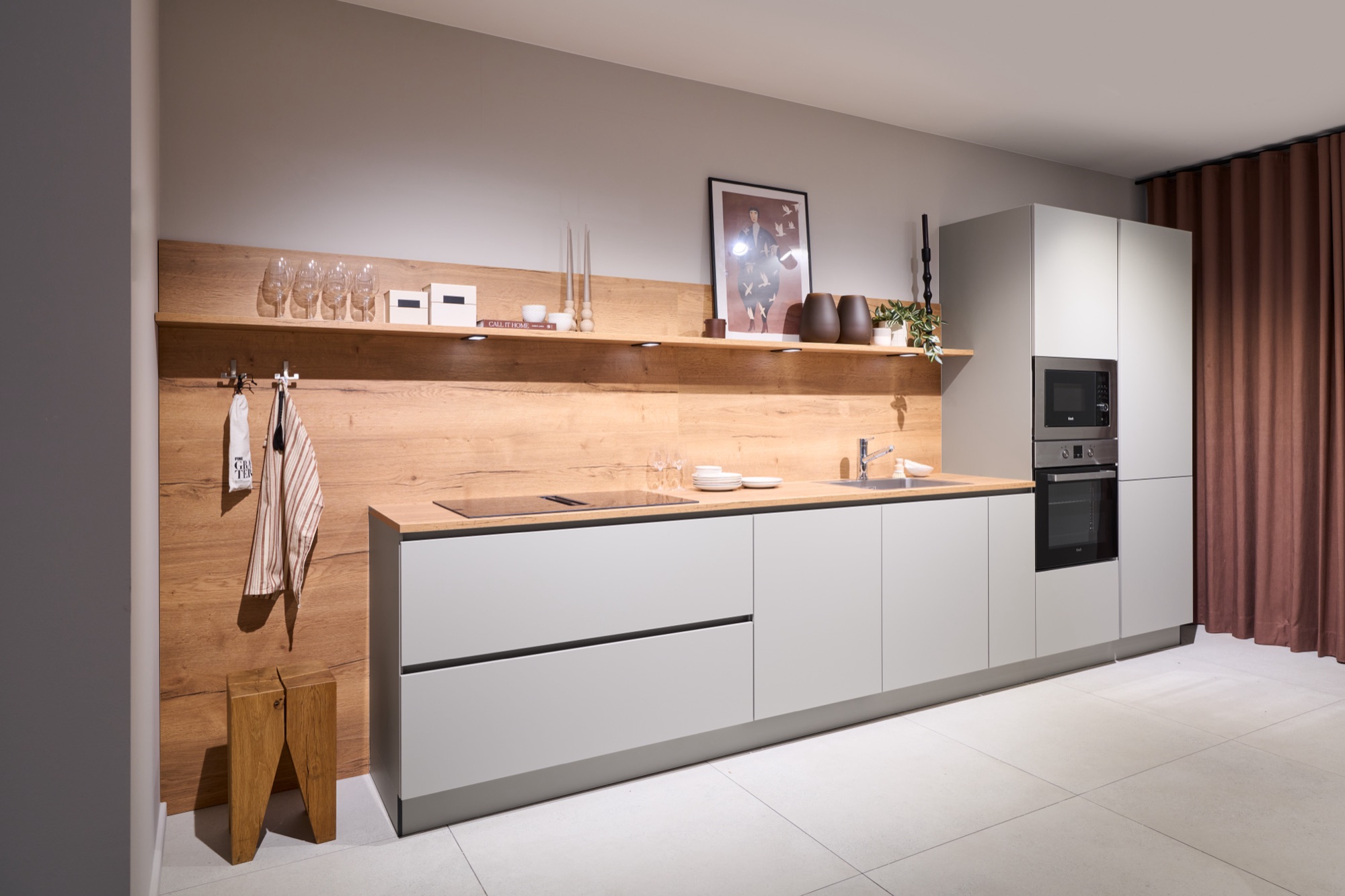 Grifflose Küche in Steinbeige mit Holz-Rückwand – individuelle Küchenplanung & Design vom Küchenstudio in Berlin-Köpenick
